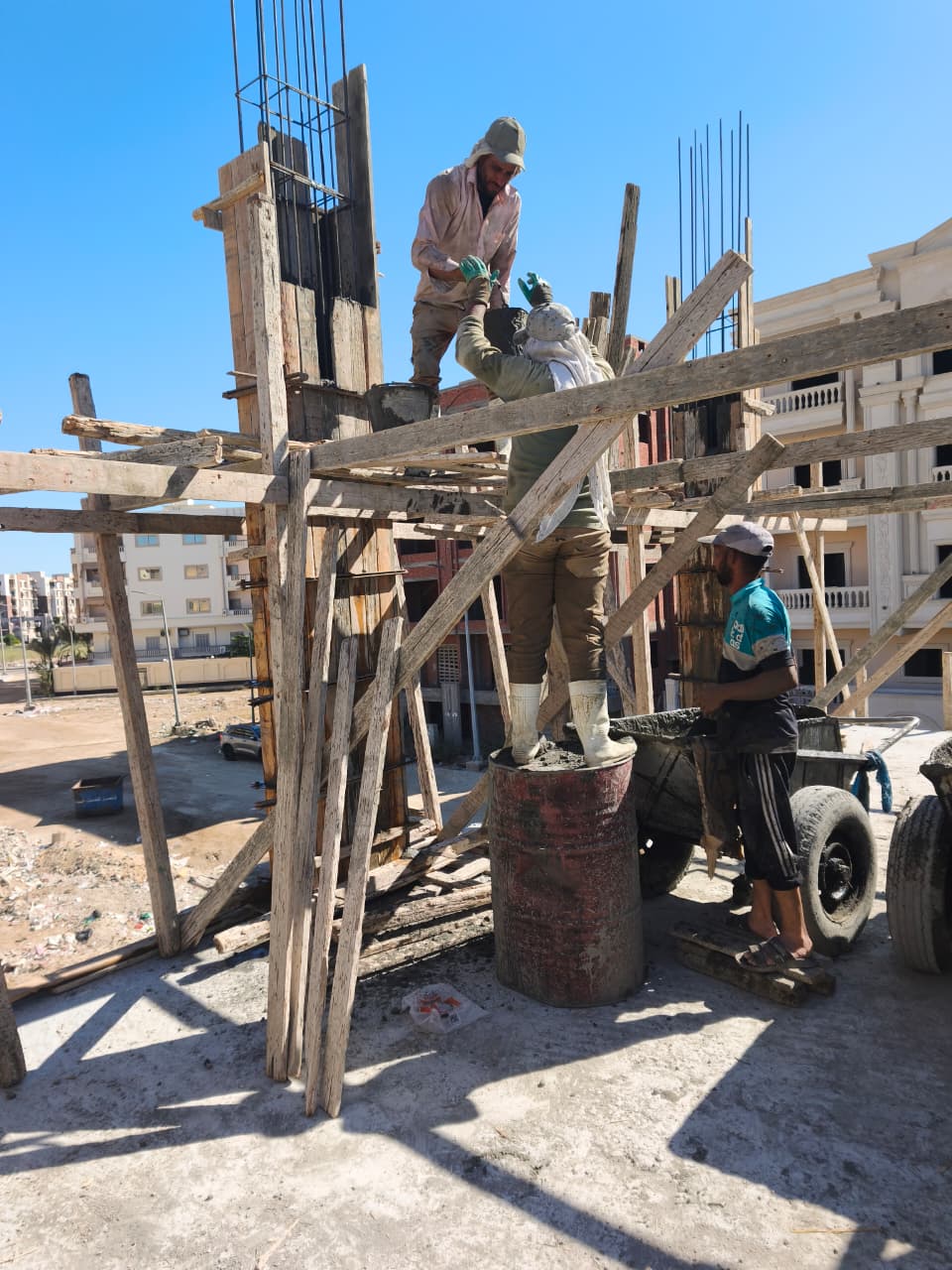 صب اعمدة الدور الاول علوى 